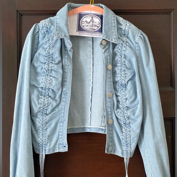 I’m selling a cropped denim light wash blue jean jacket. I’m 5’9 for reference. - Picture 4 of 6
